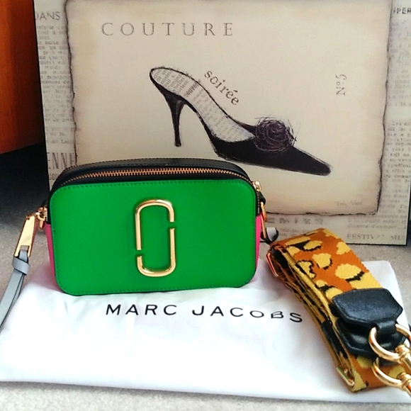 Marc Jacobs Handbags - Marc Jacobs snapshot bag with strap and dust cover